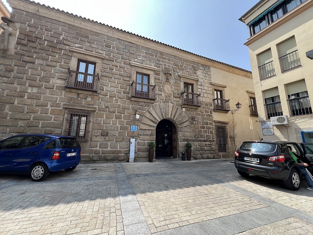 Hoteles históricos de España: el amplio Palacio Carvajal Girón en Plasencia